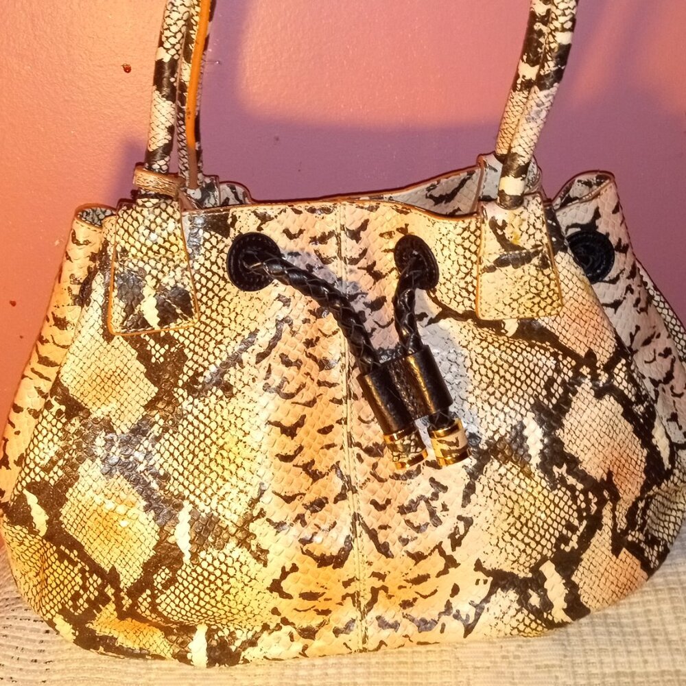PINK AND BLACK IRIS TYLER ROOMY DOUBLE-SIDED WOMANS LEATHER HANDBAG